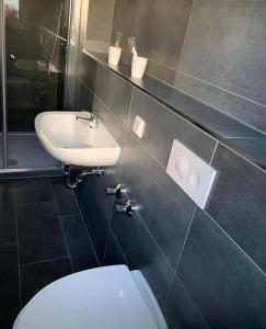 KierspeHotel Unter den Linden的浴室配有白色卫生间和盥洗盆。