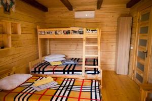 切尔诺莫斯克Rybatska 7的小屋内带两张双层床的客房