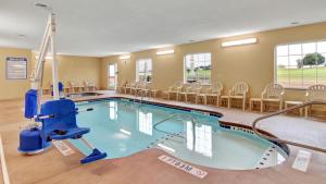 RouzervilleCobblestone Hotel & Suites - Waynesboro的一个带椅子的大型游泳池和一间候机室