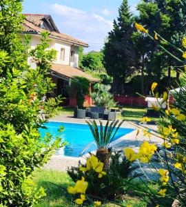 PuntalazzoVilla Alessio - Case Vacanza con Piscina sull'Etna的庭院中带游泳池的房子