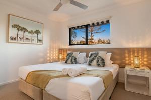 拜伦湾古萨玛拉公寓的一间卧室设有两张床和窗户。