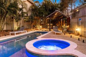 拜伦湾古萨玛拉公寓的一个带庭院和房子的游泳池