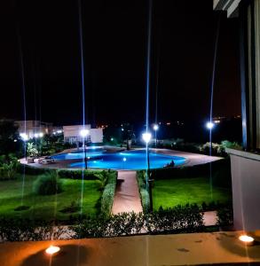 萨伊迪耶FamilyConfort Saidia的夜间游泳池