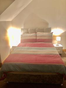 波特马吉Skellig Port Accomodation - Sea View Rooms Ensuite的一间卧室配有一张带条纹枕头的大床
