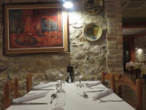 埃斯塔蒂特圣安娜酒店的餐厅内带桌子的用餐室