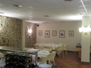 埃斯塔蒂特圣安娜酒店的一间设有白色桌椅的用餐室