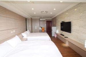基隆Sea Keelung 61的酒店客房设有两张床和一台平面电视。