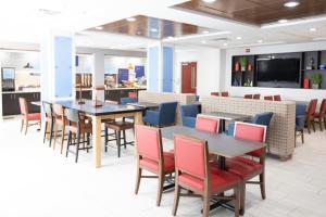 Holiday Inn Express & Suites Knoxville-Farragut, an IHG Hotel餐厅或其他用餐的地方