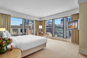悉尼The Fullerton Hotel Sydney的卧室设有一张白色大床和大窗户