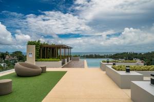 苏林海滩Panora Deluxe sea view apartment by Lofty的从带绿色草坪的建筑屋顶上欣赏美景