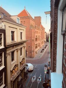 阿姆斯特丹Amsterdam Central Guest House的从城市街道的窗户上看到风景,有车