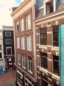 阿姆斯特丹Amsterdam Central Guest House的城市街道上一座带窗户的砖砌建筑