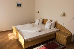 哈卡尼Hotel Harka的一张带白色床单和枕头的床