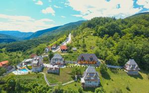 莫克拉戈拉Neva sobe sa pogledom na planine的享有山景的房屋的空中景致