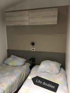 加斯泰Mobilhome LAME的两张带标牌的床,上面写着他的双人床