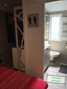 加斯泰Mobilhome LAME的浴室设有一扇门,可通往带卫生间的浴室。
