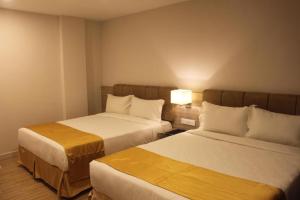 吉隆坡NU酒店@吉隆坡中央车站的一间酒店客房,房间内设有两张床