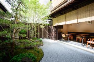 京都京都好运气宾馆的一个带桌子和树的日式花园
