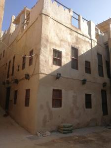 阿尔哈姆拉Al Hamra Old House的一座拥有许多窗户的旧建筑