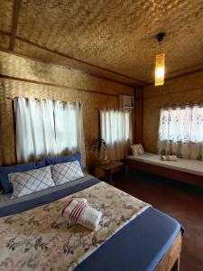科隆Purple Homestay的一间卧室设有两张床和两个窗户。