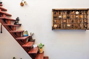 干尼亚Poco Loco Bed & Breakfast的客房设有木制楼梯和墙上的木箱。