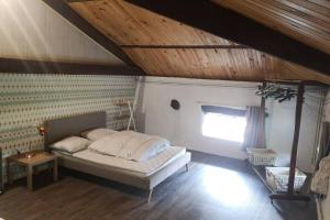 BorneLe moulin de chante oiseau的一间带床的卧室,位于带窗户的房间内