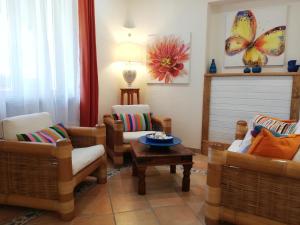 圣特雷莎加卢拉弗拉赛托酒店的客厅配有两把椅子和一张桌子