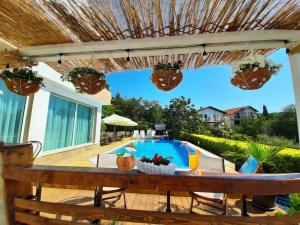 阳光海滩Milennia Family Hotel的一个带桌子和游泳池的庭院