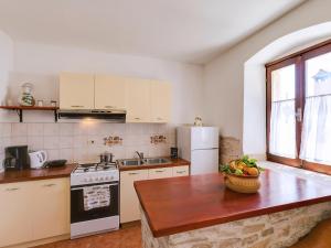 波雷奇Apartman Šušnjić的厨房配有白色家电和木桌