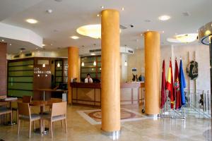卡塔赫纳罗斯哈巴内罗斯酒店的大堂,设有圆柱和桌椅