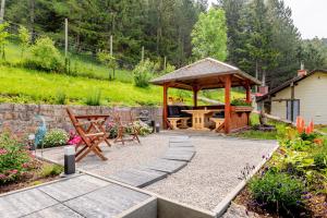 施内贝格山麓普赫贝格Ferienwohnung Semler的一个带凉亭和野餐桌的花园