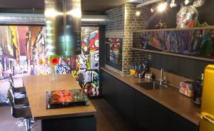 阿格诺Moderne Home original design的墙上涂鸦的餐厅里的酒吧