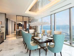 深圳深圳鹏瑞莱佛士酒店 - 入住享受长廊酒吧欢乐时光、免费迷你吧、欢迎水果的一间带桌椅的用餐室