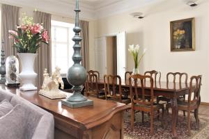 塔林托姆比亚老城塔林市公寓的一间带木桌的客厅和一间餐厅