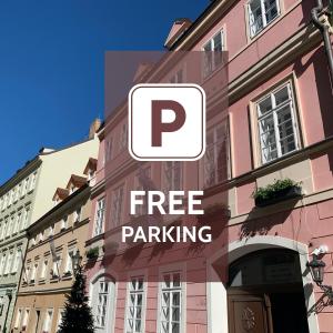 布拉格艾格尼斯居苑酒店的大楼一侧的免费停车标志