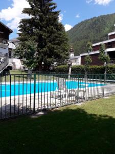 夏蒙尼-勃朗峰Prachtig familie appartement voor 6 personen in het hart van Argentière, Chamonix Mont-Blanc的游泳池前的围栏