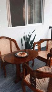 波隆纳鲁沃圣殿湾旅馆的一张木桌,上面有一盘比萨饼