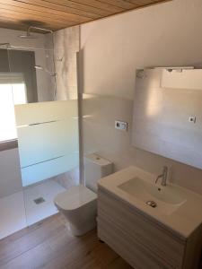 波索阿尔孔Casa Rural Las Nueces的白色的浴室设有卫生间和水槽。