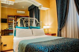 罗马卡诺瓦酒店的一间卧室配有一张带蓝白色床单的大床