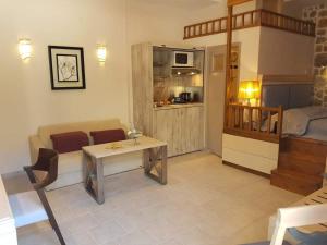 卡利诺岛Arginonta Beach Apartments的客厅配有沙发和桌子