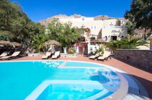 佩里萨TheArtemis Perissa的一座带游泳池和度假村的别墅