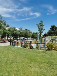 韦尔瓦Apartamento Luxury Home Huelva Zona centro的公园里有五颜六色的围栏和草地