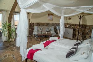 Cha-re罗斯托克丽思沙漠山林小屋的一间卧室配有一张带天蓬的大床