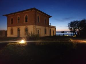 利沃诺Cala Dei Mori的一座前方灯火通明的古老建筑