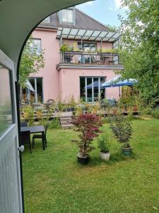 卡塞尔Schaferwagen的一座房子,拥有种有盆栽植物的庭院和庭院