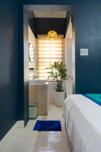 下龙湾VietHouse Homestay Ha Long的一间卧室设有一张床和蓝色的墙壁