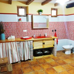 AstudilloCasa Rurales Antigua Casa del Relojero的一间带水槽和卫生间的浴室