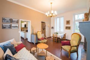 ChampillonChâteau de la Malmaison的客厅配有沙发、椅子和桌子