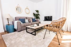 马拉加Letmalaga Premium Malagueta的客厅配有沙发和桌椅