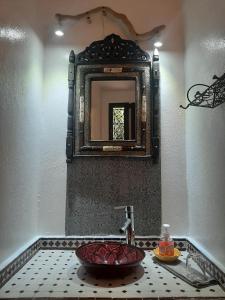 塞提法特玛奥博尔德利奥酒店的一间带水槽和镜子的浴室